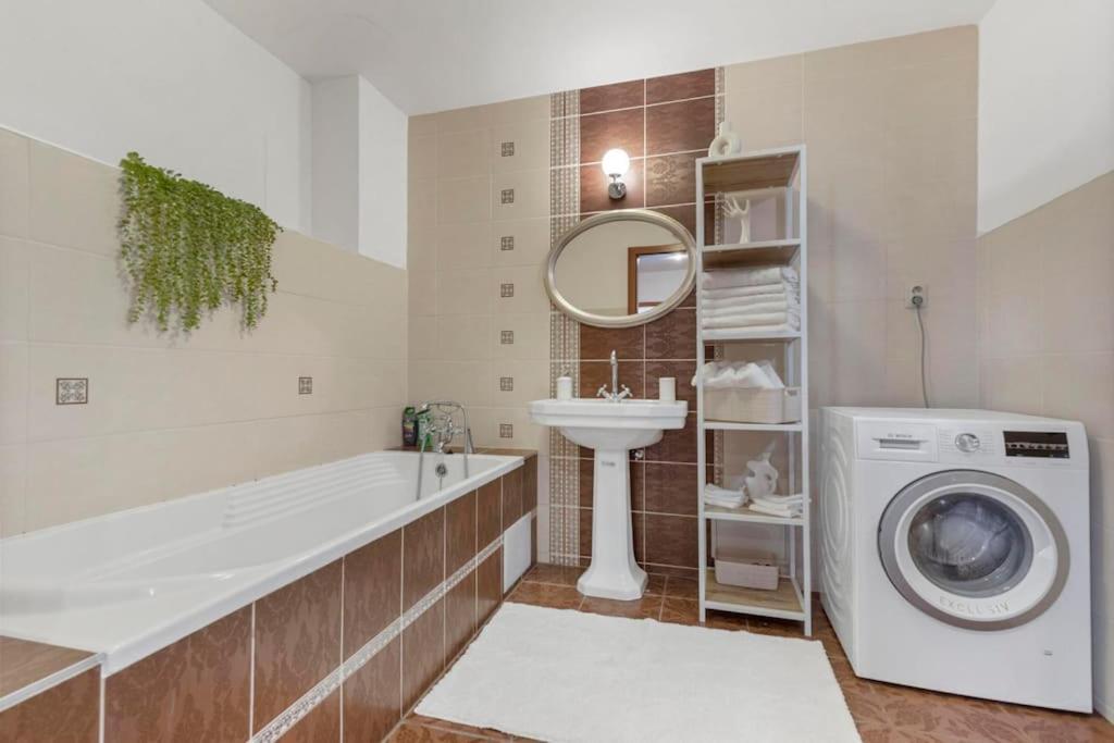 Exclusive In Centre Apartment *