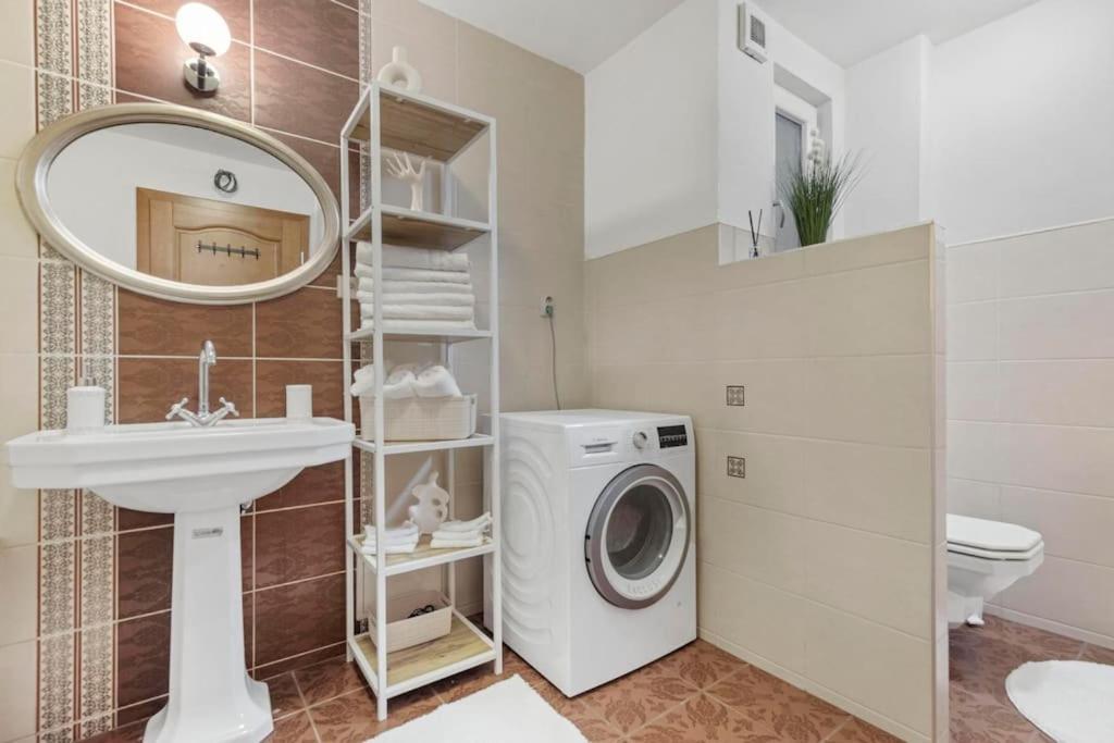 Exclusive In Centre Apartment *